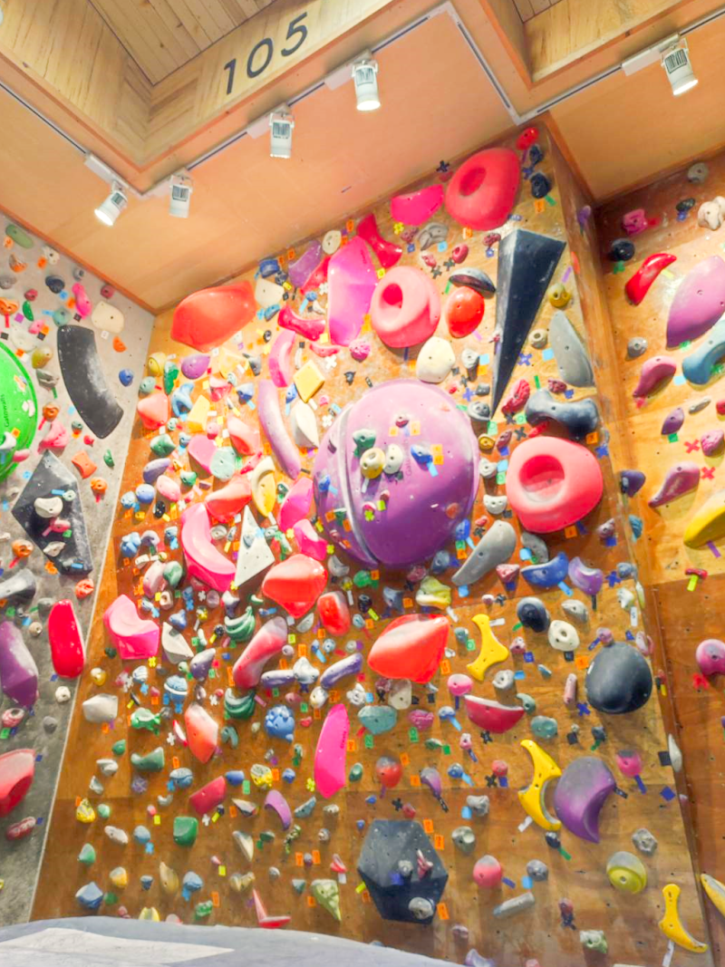 105度のボルダリングウォール