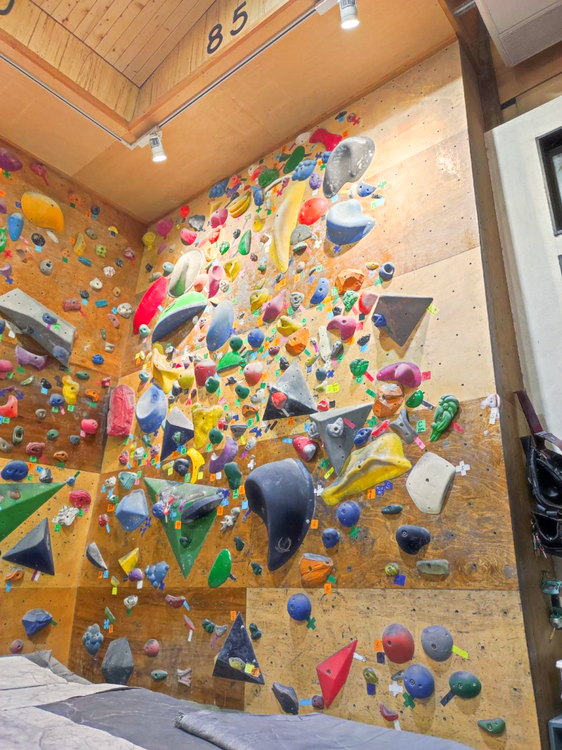 85度のボルダリングウォール