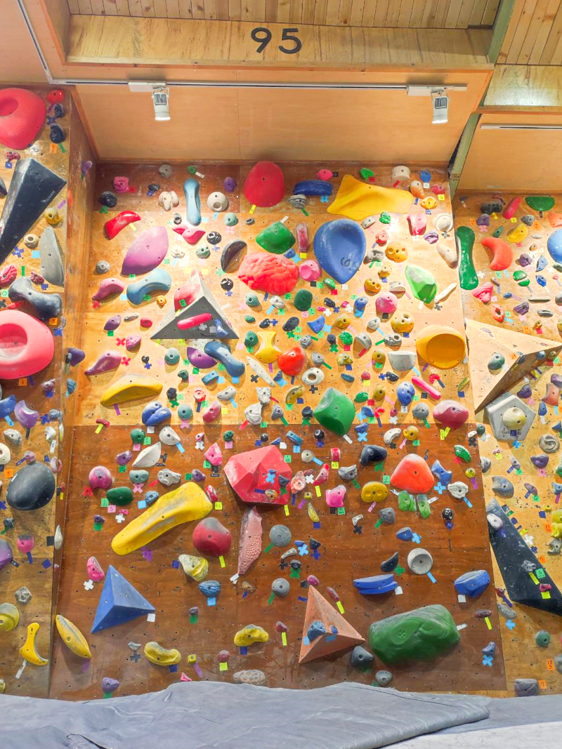 95度のボルダリングウォール